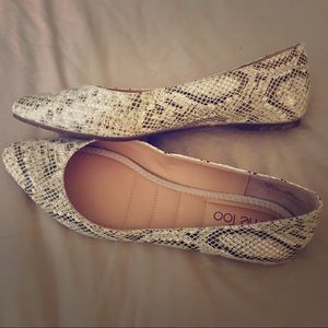 Like new Me Too Point toe flats, size 9.5